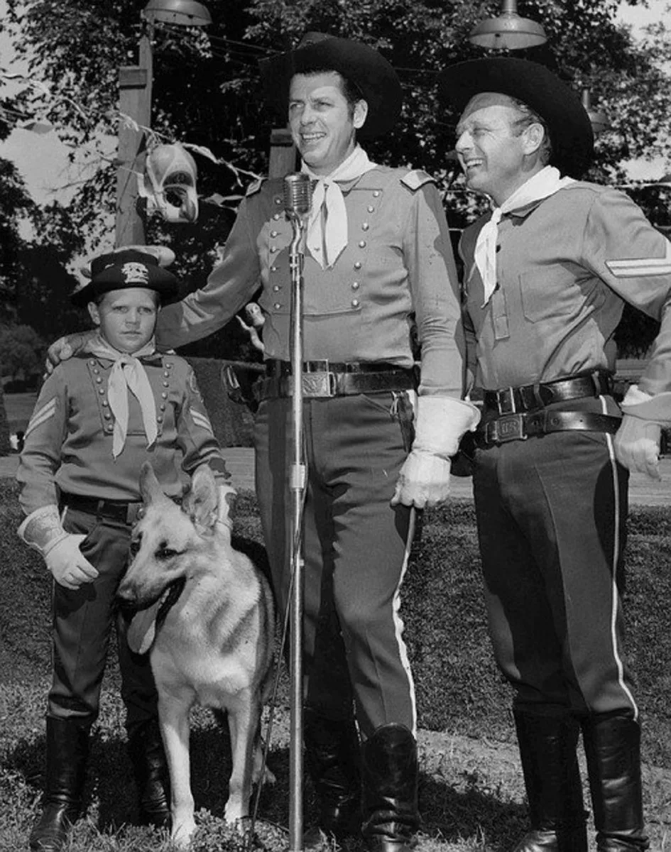 Black and white photo of a German Shepherd from the Rin Tin Tin era with handlers